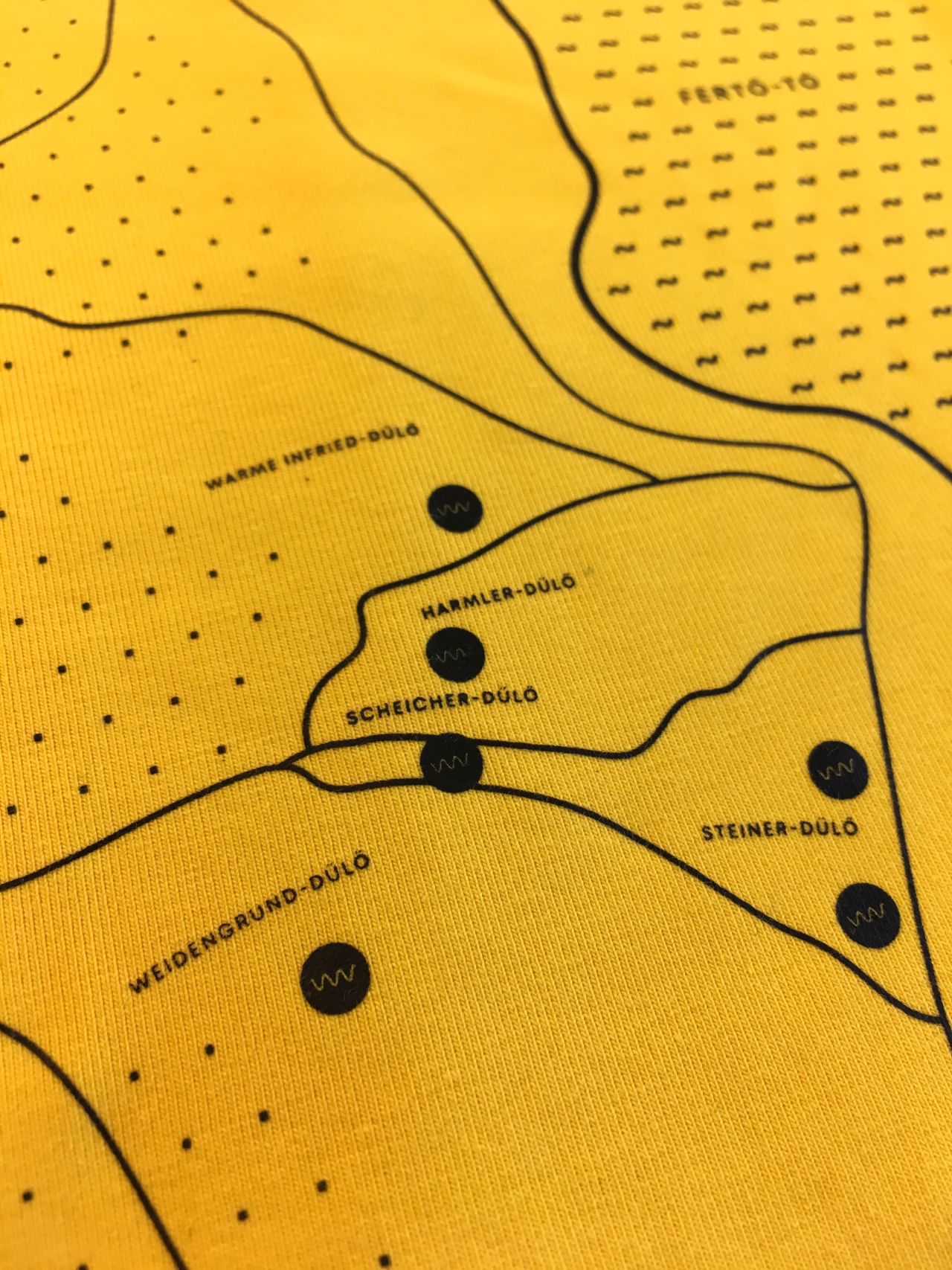 MUNKARUHA FELIRATOZÁS ÉS EMBLÉMÁZÁS